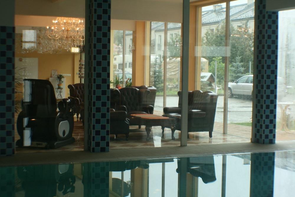 هوتل ديزي بدجيت حمام سباحة مغطى