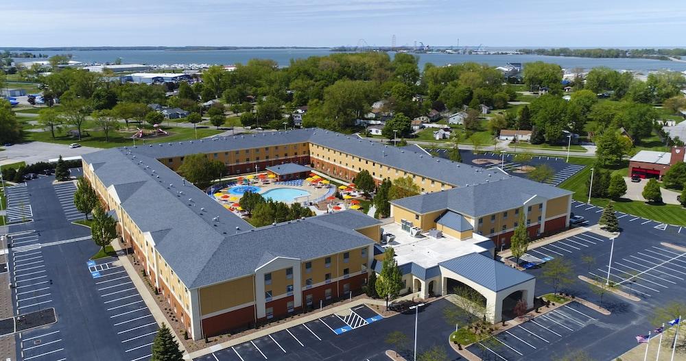 Cedar Point's Express Hotel Property Grounds
