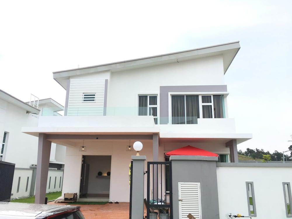 Lux Desaru Villa