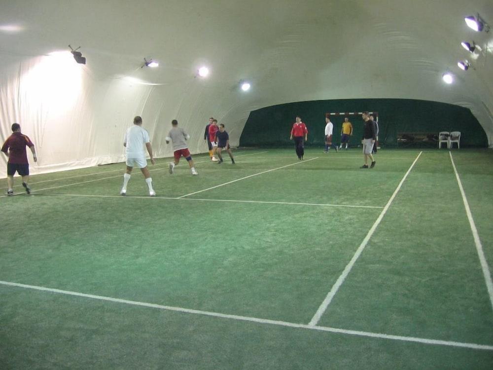 Hotel Traian Tennis Court