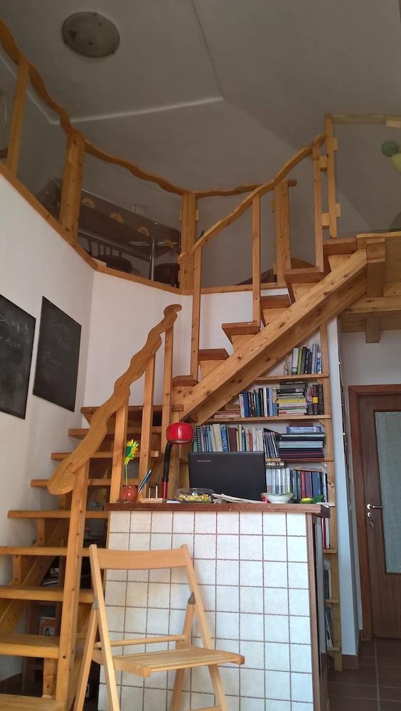 B&B PompeiLog Interior Entrance