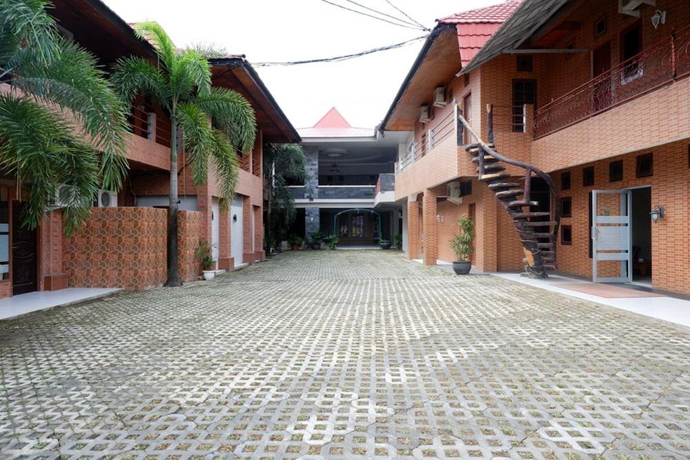 RedDoorz Plus near Haluoleo University Exterior
