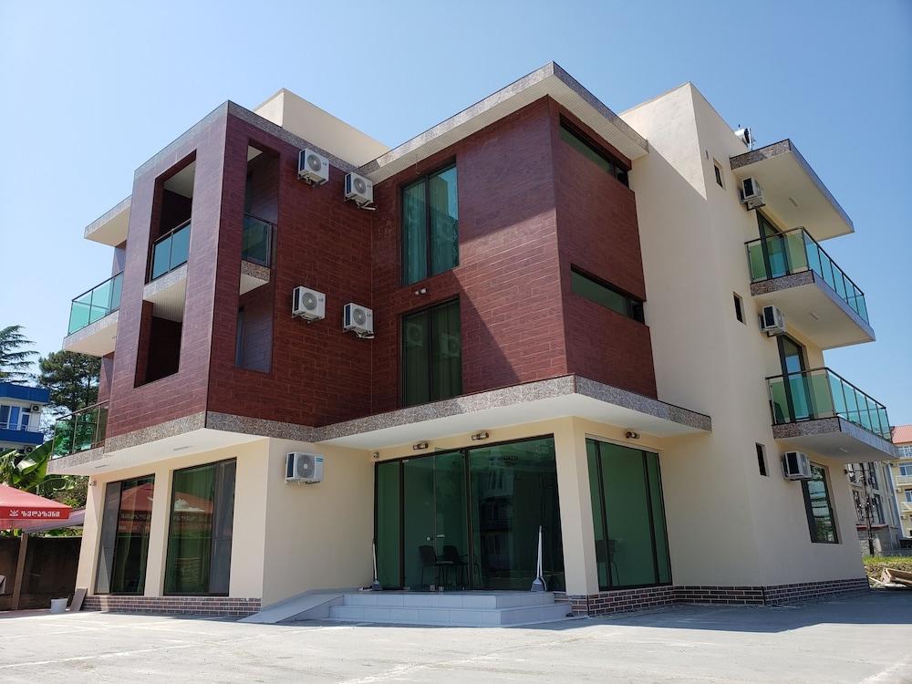 ميا جيست هاوس