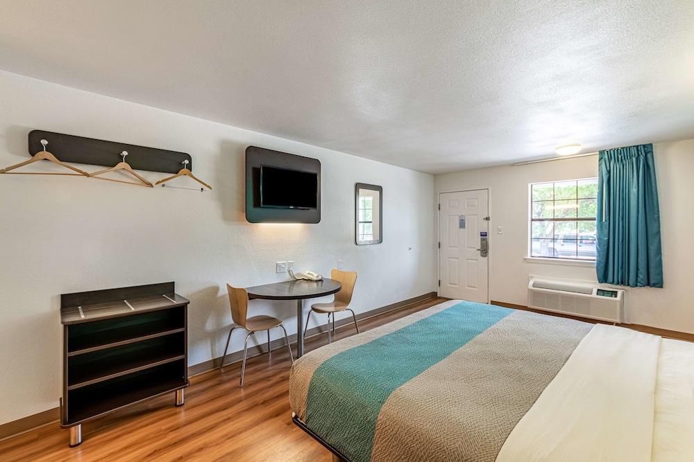 Motel 6 Georgetown, TX Room