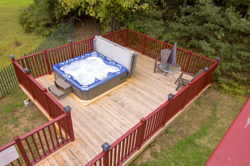 Suites de la Gare by Location ADP Tremblant Outdoor Spa Tub