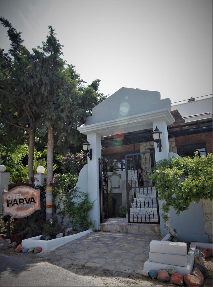 Parva Port Alacati Property Grounds