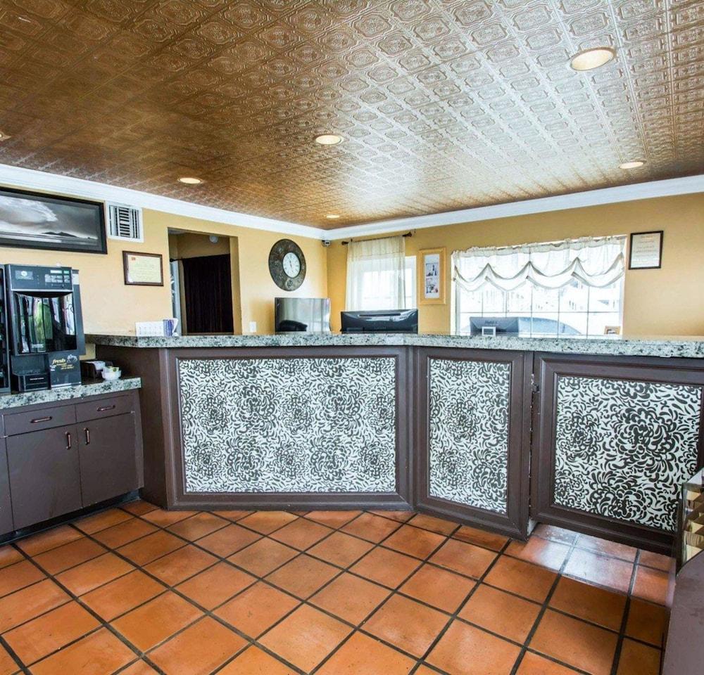 Econo Lodge Cocoa Beach - near the Port Lobby