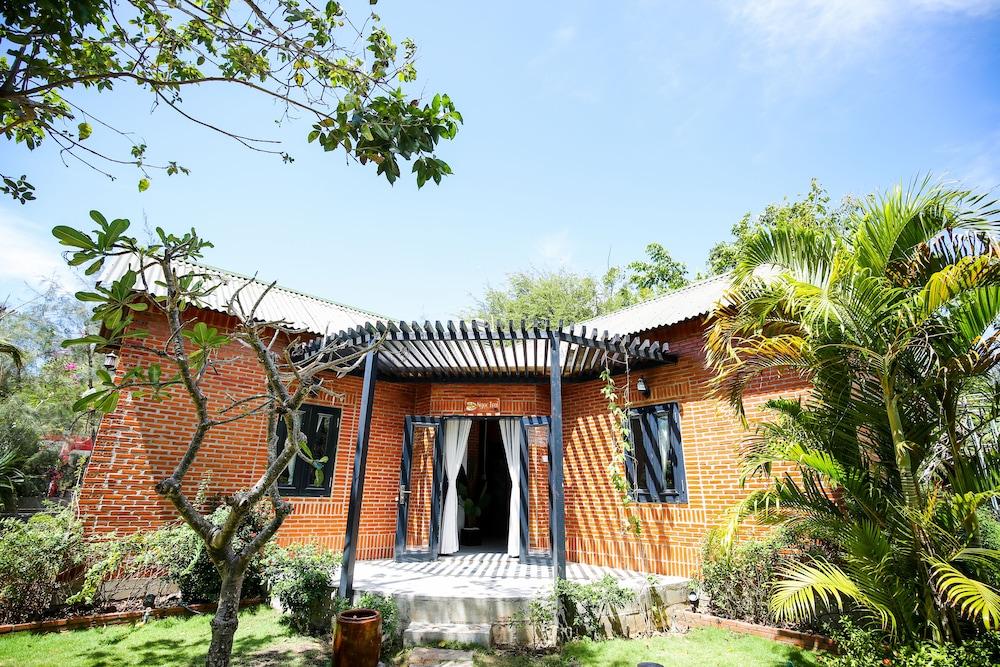 Longhai Channel Beach Resort Property Grounds
