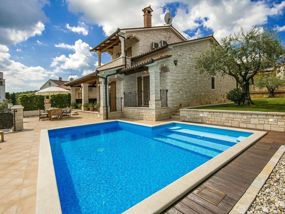 Detached Villa With Private Swimming Pool and Spectacular Views of Motovun Exterior