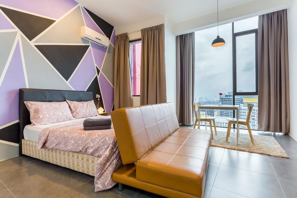 Luzzeri Suite Empire Damansara