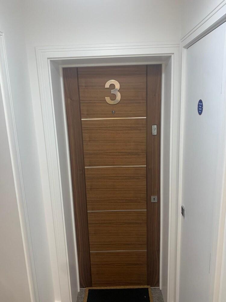 Unique 1 bedroom in Reading Interior Entrance