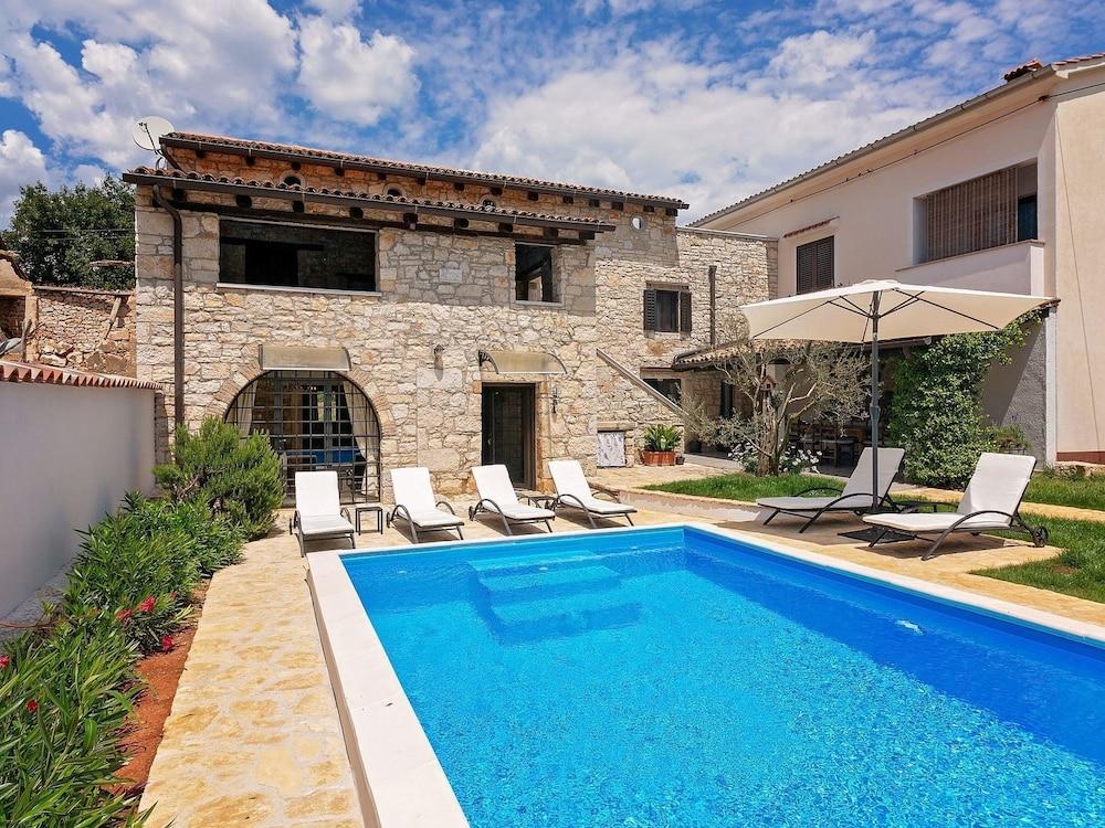 Charming Holiday Home With Private Pool Near Porec and the Beach Exterior