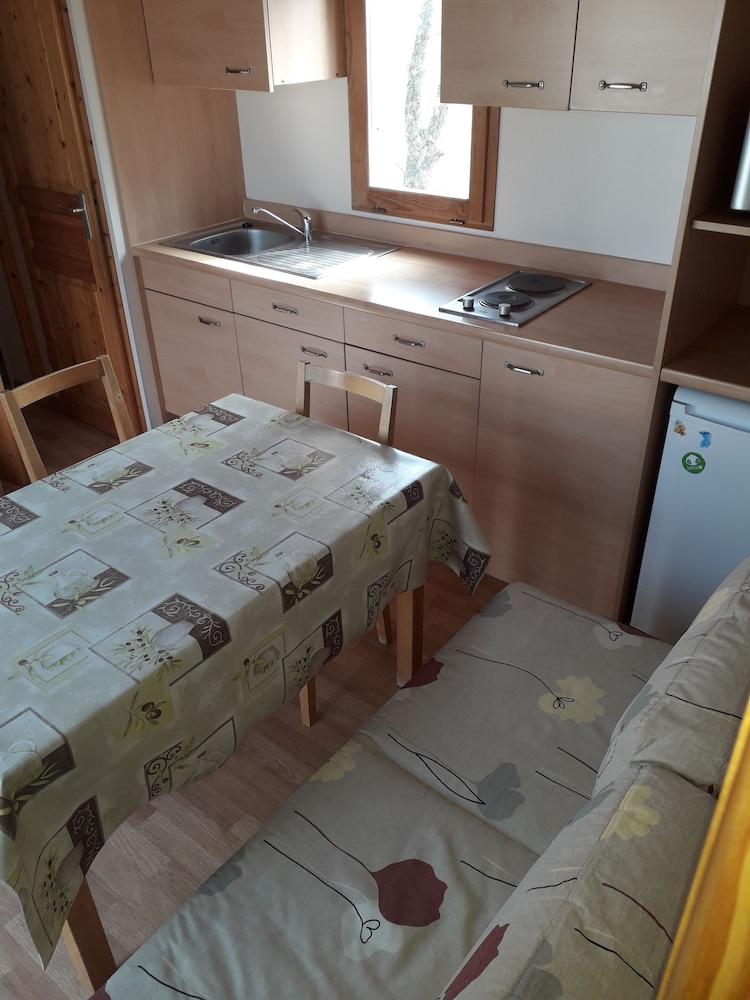 كامبينج لا كروا بادو - شاليه مطبخ خاص