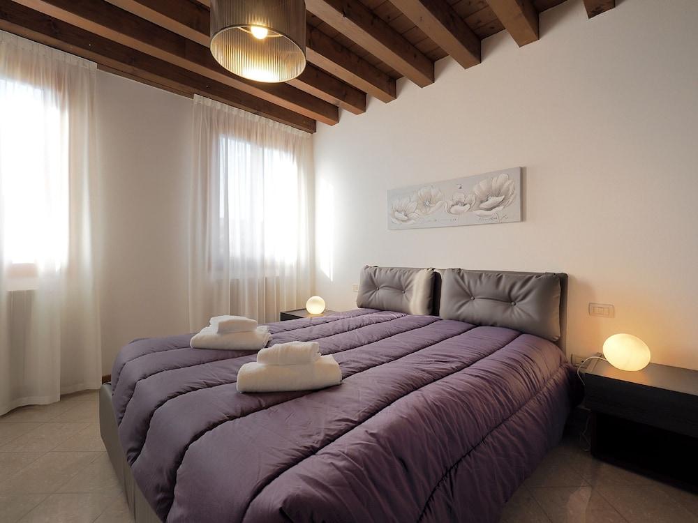 Venetian Style 2 Room