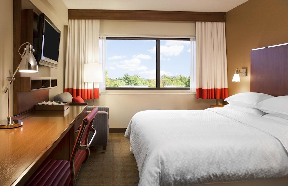 Four Points by Sheraton Moncton Room