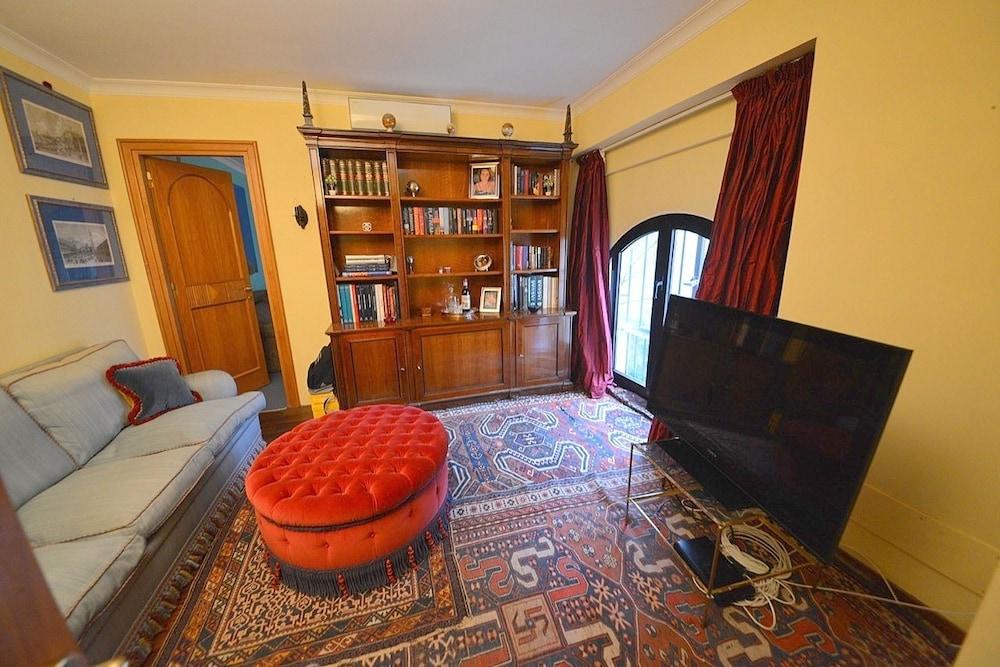 Prestigious Apartment Via Giulia Living Area