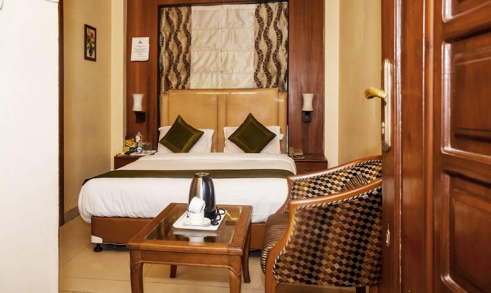 Treebo Magnate Room