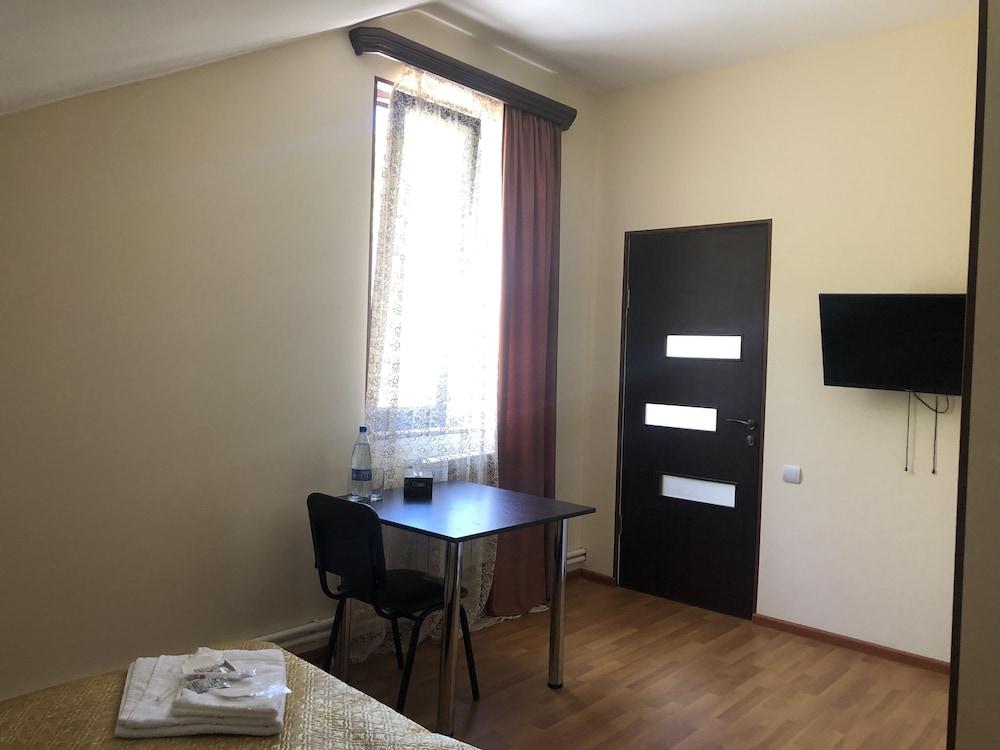 Check Inn Dilijan Room