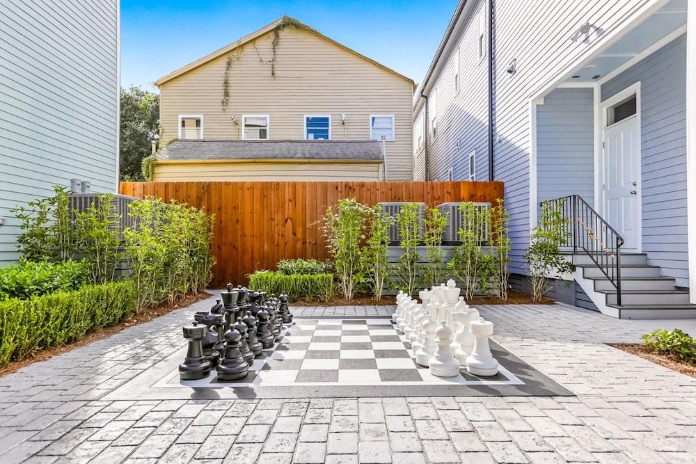 Modern 3BR Condo With Pool Exterior