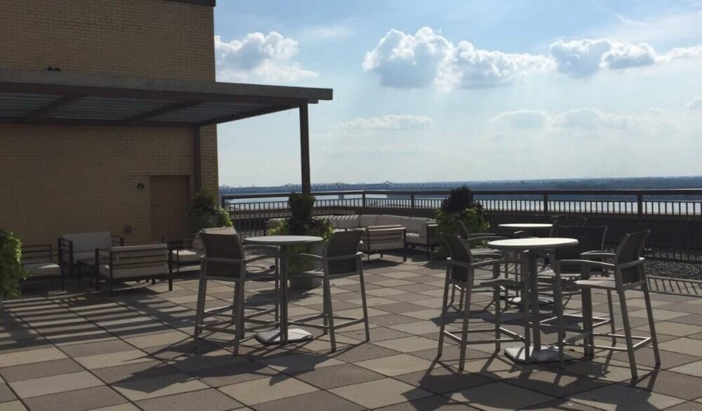 بلو بيرد سويتس نير أوتو زون بارك تفاصيل الفندق من الخارج