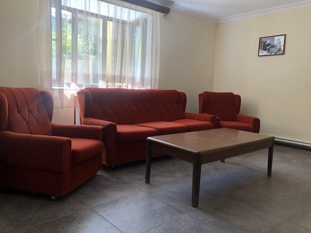 Check Inn Dilijan Lobby Sitting Area