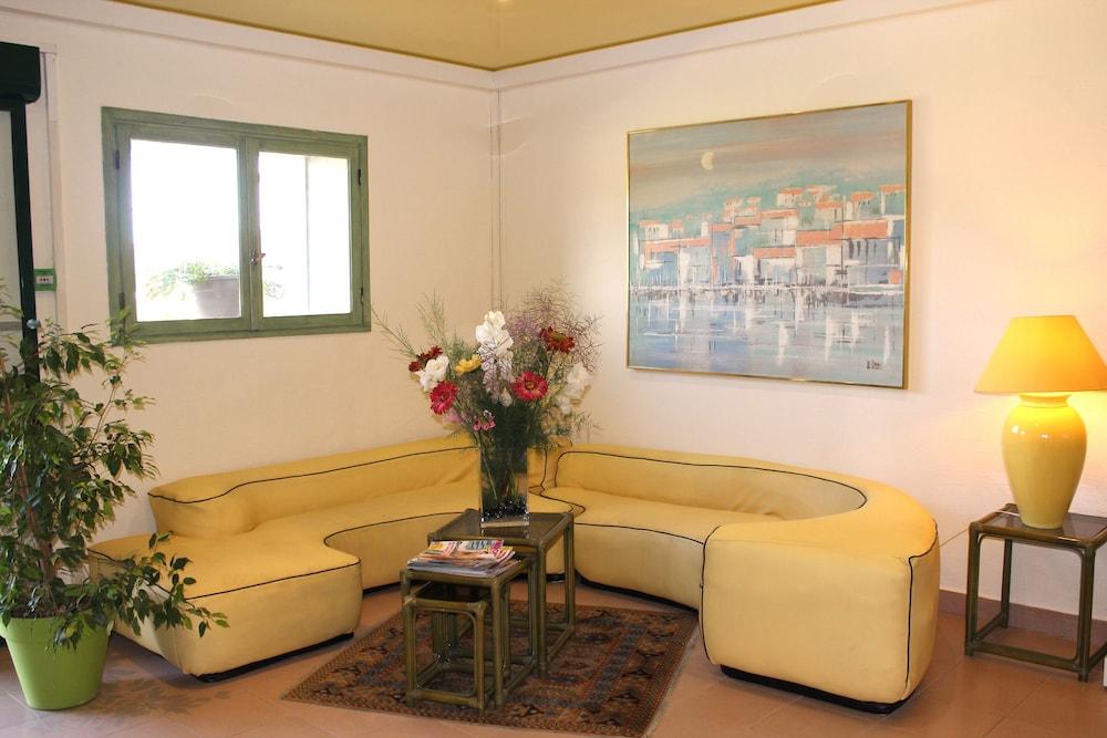 Hôtel Arcu Di Sole Lobby Sitting Area