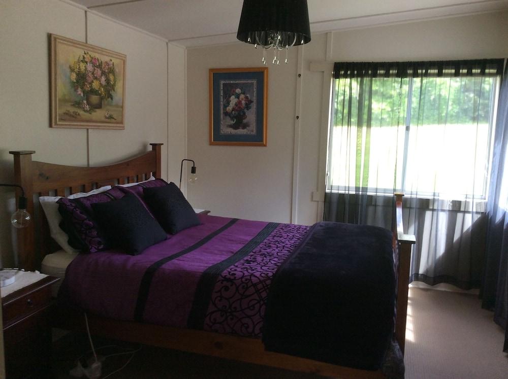 Charm on Douglas Room