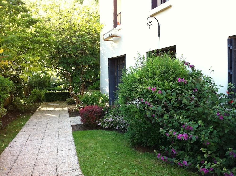 Au Week-End Exterior