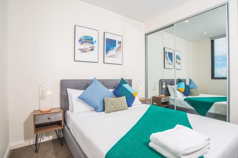 Refreshing 2bed2bath APT in Up&coming Liverpool Room