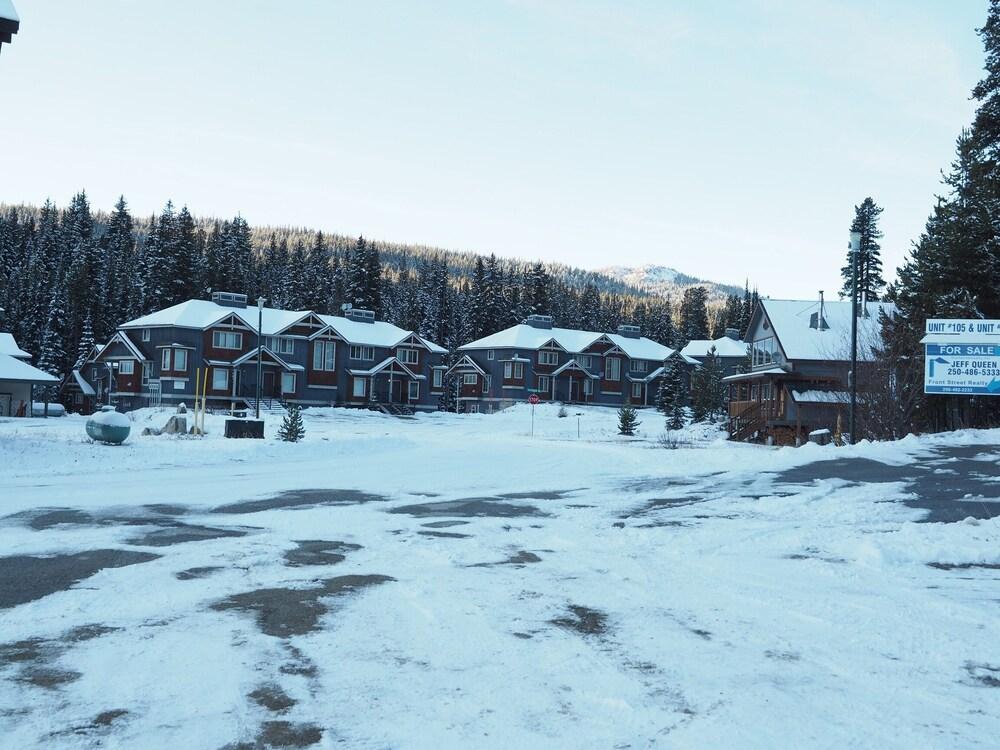 Ground Floor Cub Manor Studio Condo by Redawning Property Grounds