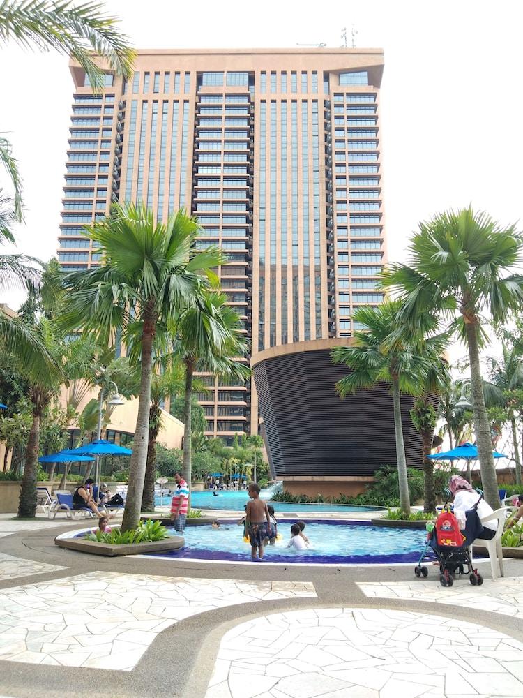 Gold Keep Service Suite At Times Square Outdoor Pool