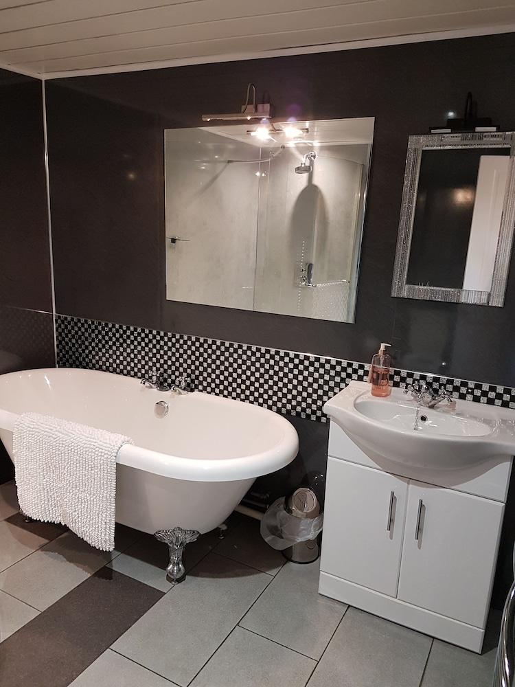 Eilean Donan View Bathroom
