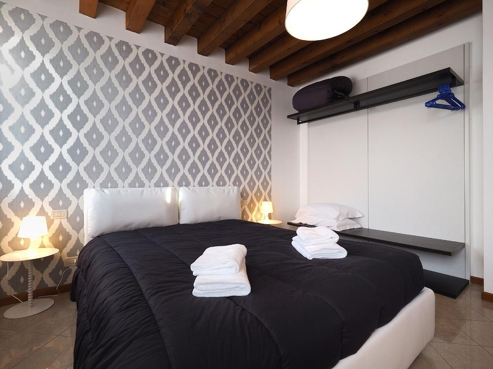 Venetian Style 2 Room