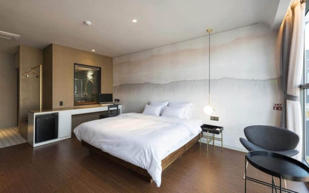 Hound Hotel Changwon - Jinhae Yongwon Room