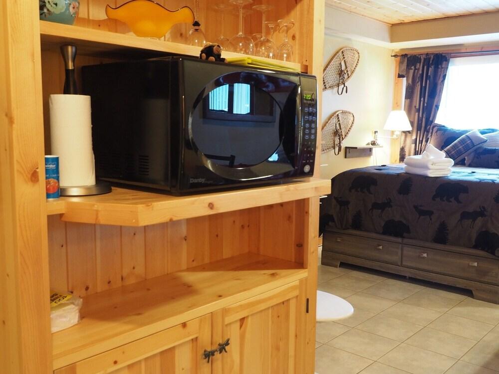 Ground Floor Cub Manor Studio Condo by Redawning Room