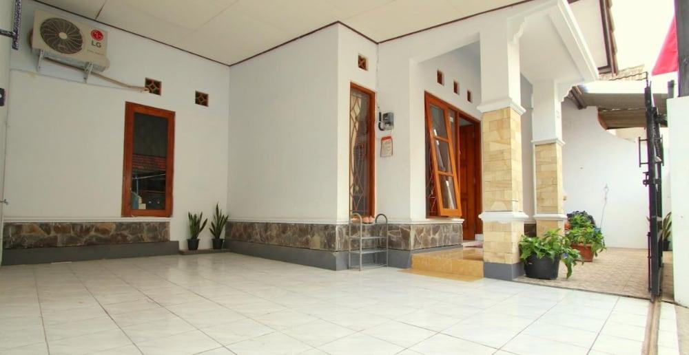 D'Java Homestay Seturan by The GrandJava Exterior