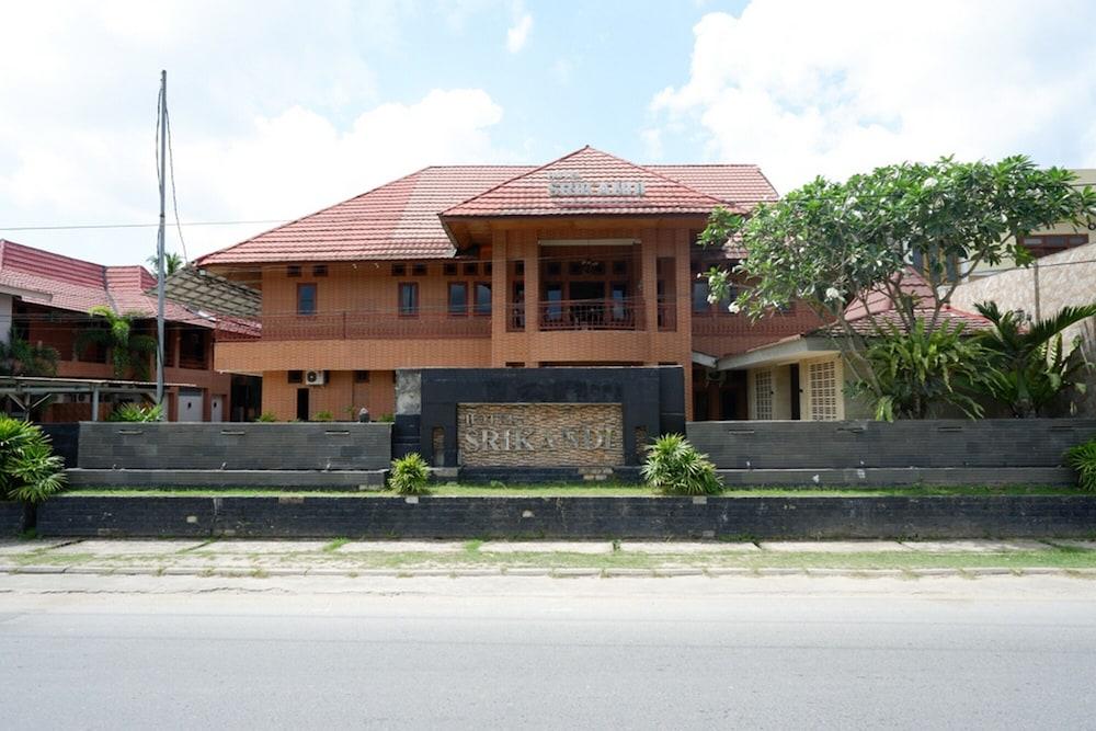 RedDoorz Plus near Haluoleo University Featured Image