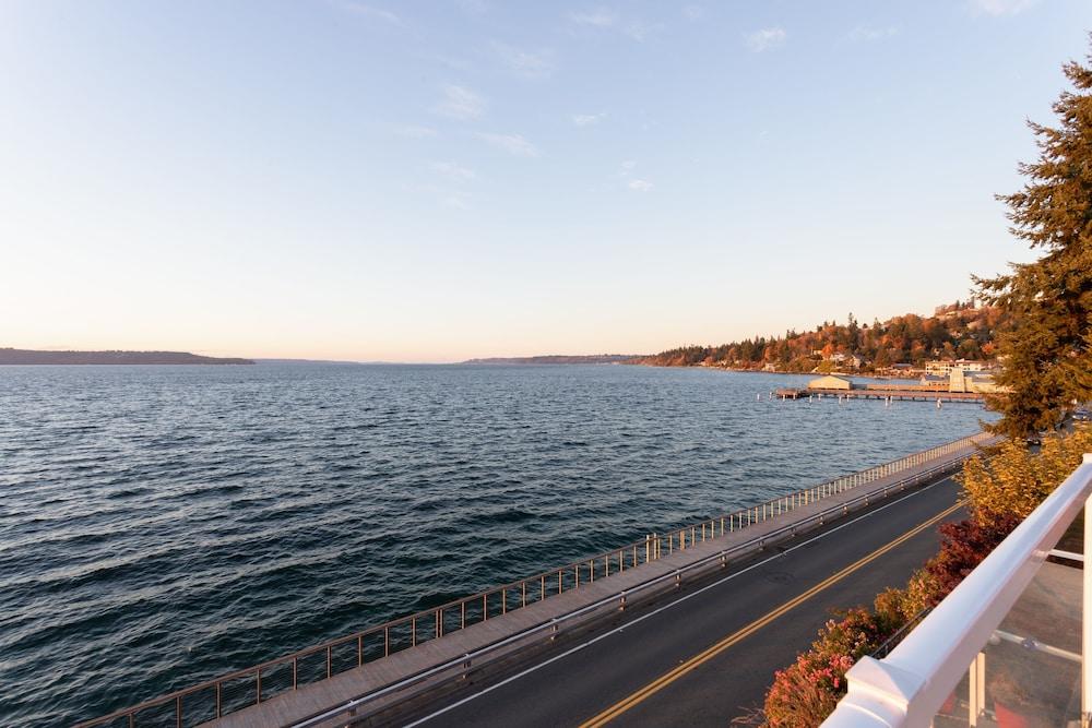 Amazing Sunsets At 3br Over The Puget Sound 3 Bedroom Home by Redawning Beach