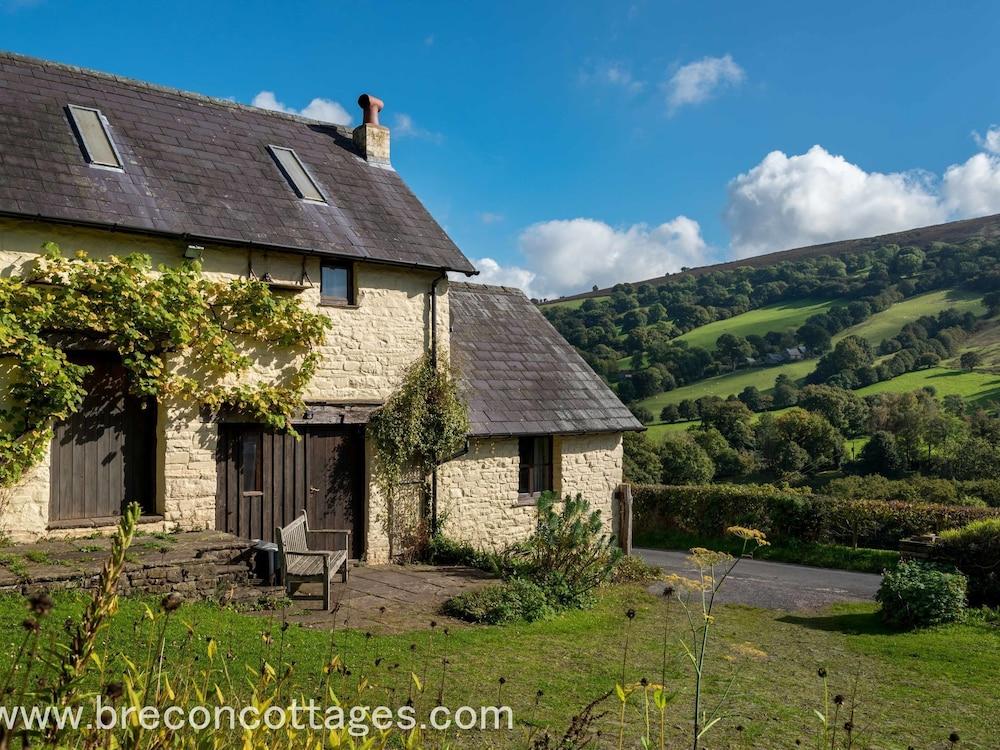 Cosy Cottage With Authentic Fireplace in the Breathtaking Duffryn Valley