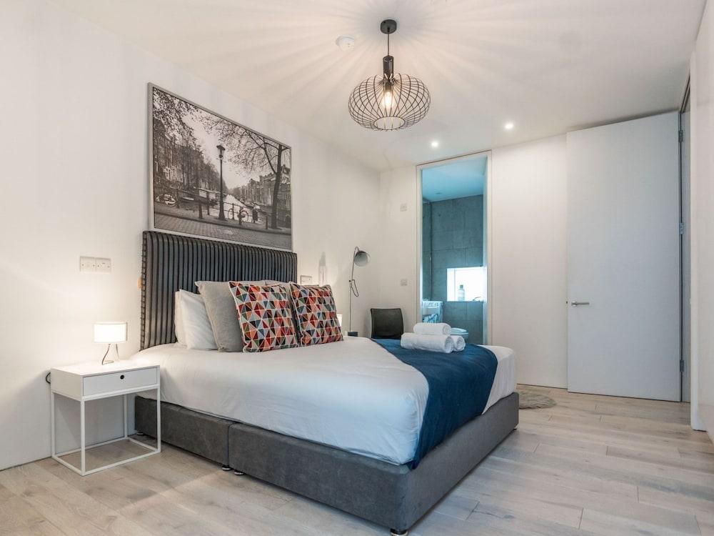 The Phil Lynnot Suite - hiphipstay Featured Image