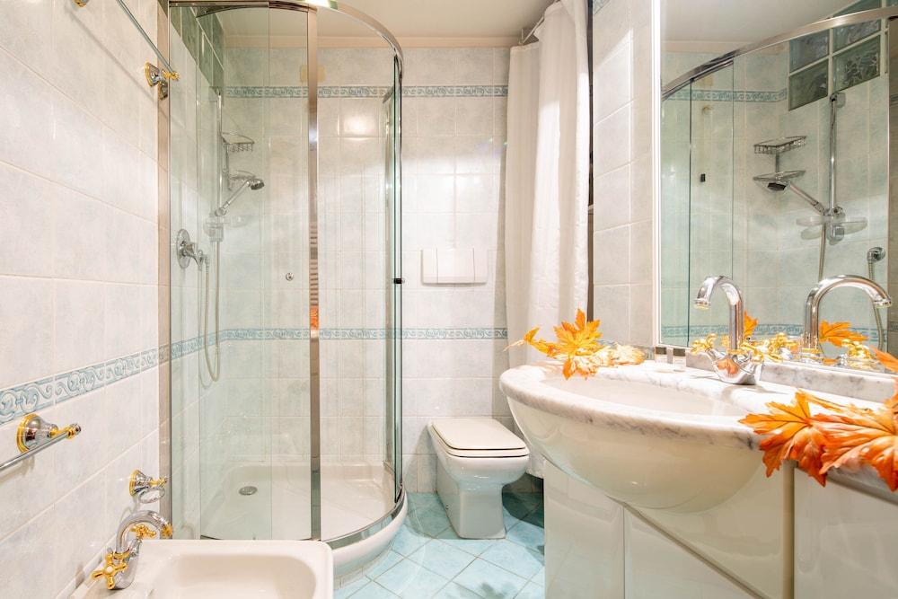 Uffizi Place by Mmega Bathroom