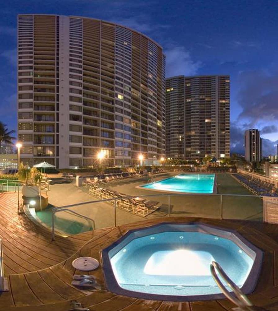 Waikiki Banyan - Ocean View Tower 1 Suite 2214 Outdoor Pool