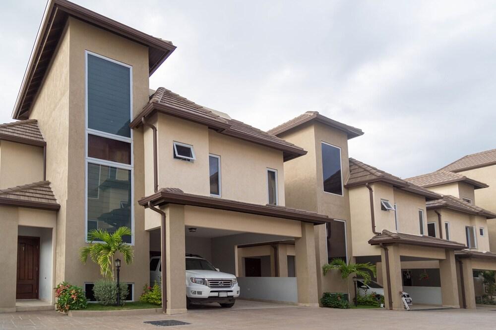 Luxury 3 Level Town House Exterior