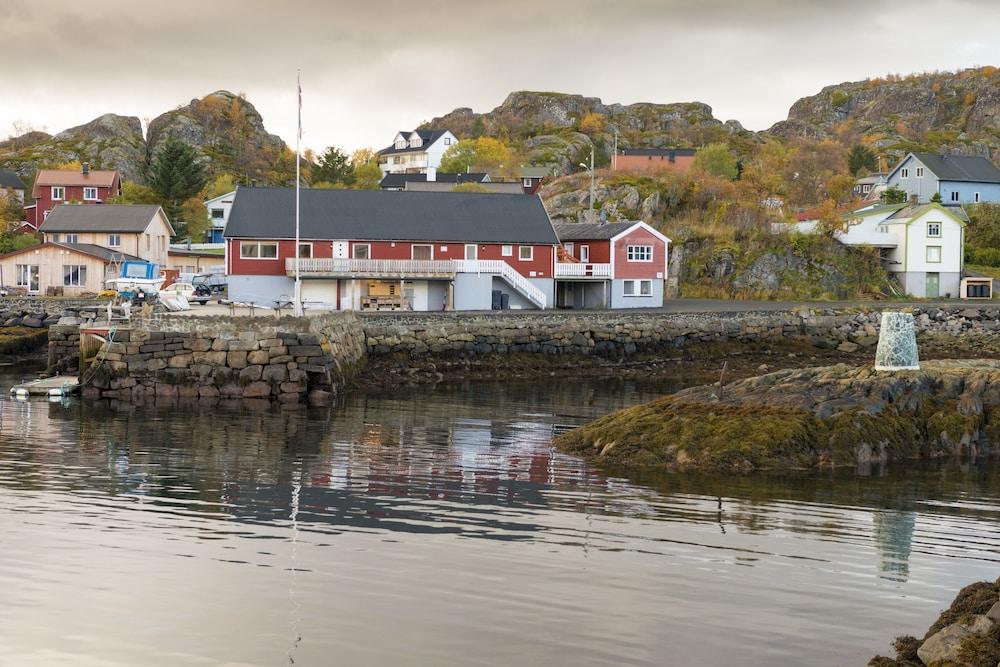 Vandrerhjem Lofotferie Kabelvåg Hotel Front