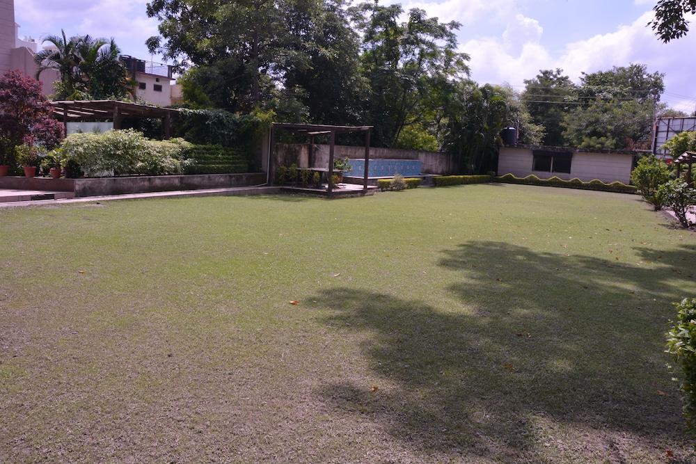 Hotel Saurabh Candy By Peppermint Property Grounds