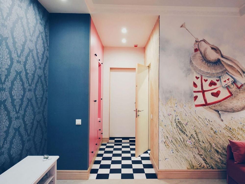 MalinaApt Alice in Wonderland Room