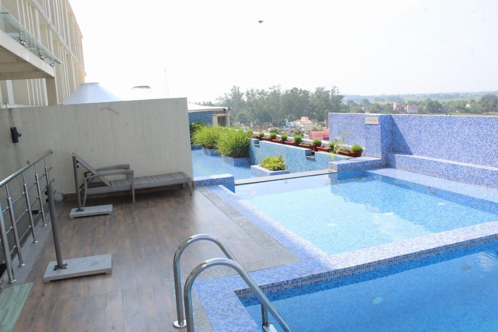 PearlTree Hotels & Resorts Infinity Pool