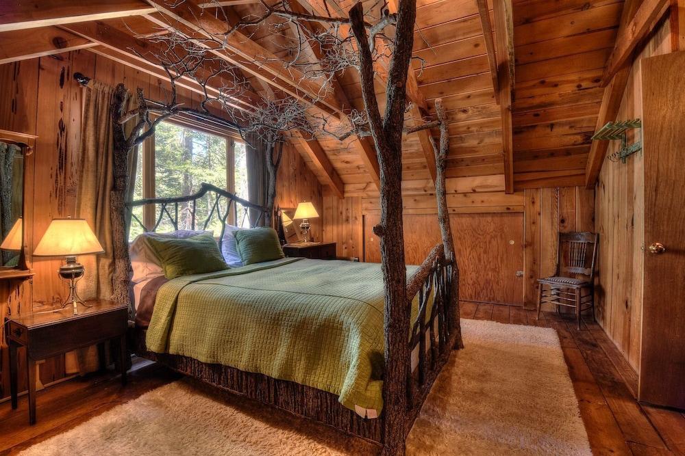 Charming Cascade Chalet Room