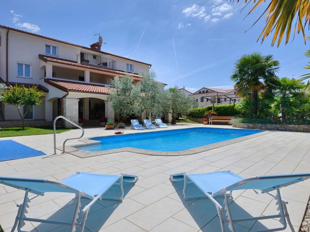 Modern two Bedrooms Apartment With Shared Pool Exterior