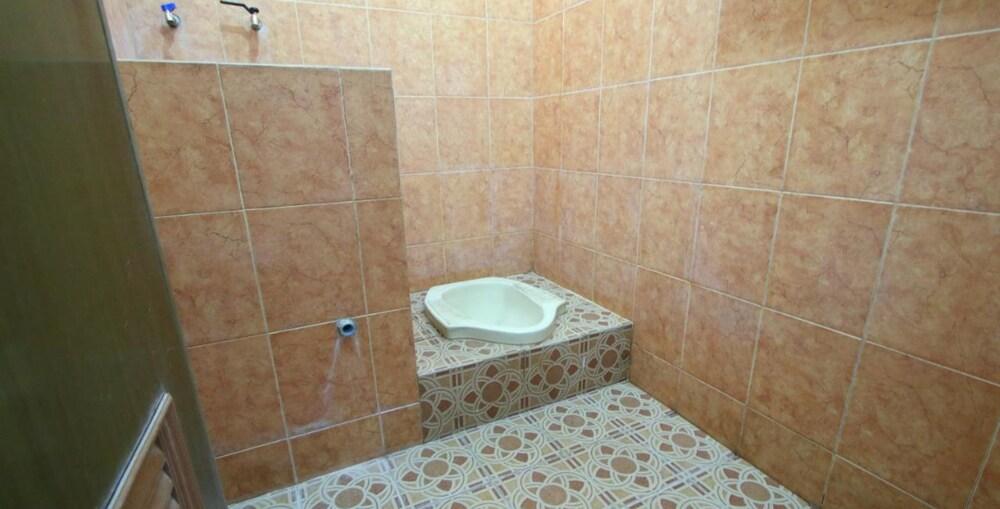 D'Java Homestay Seturan by The GrandJava Bathroom